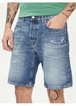 Pepe Jeans Szorty jeansowe Relaxed Short Repair PM801074 Niebieski Relaxed Fit ze sklepu MODIVO w kategorii Spodenki męskie - zdjęcie 182702645