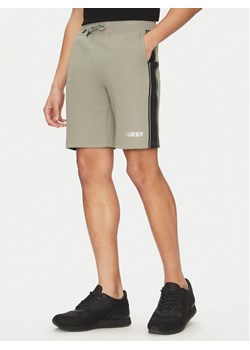 Guess Szorty materiałowe Z4RD04 KB3P2 Zielony Regular Fit ze sklepu MODIVO w kategorii Spodenki męskie - zdjęcie 182702677