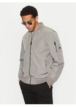 Guess Kurtka bomber M5RL02 WGU82 Szary Regular Fit ze sklepu MODIVO w kategorii Kurtki męskie - zdjęcie 182702747