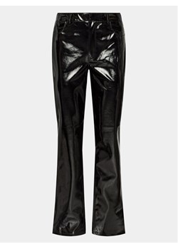 Gina Tricot Spodnie z imitacji skóry 21348 Czarny Regular Fit ze sklepu MODIVO w kategorii Spodnie damskie - zdjęcie 182703057