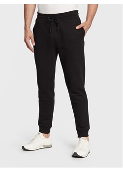 Guess Spodnie dresowe Aldwin Z2YB22 K9V31 Czarny Regular Fit ze sklepu MODIVO w kategorii Spodnie męskie - zdjęcie 182703197