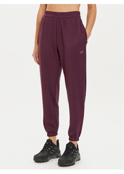 4F Spodnie dresowe 4FWAW24TTROF0840 Fioletowy Loose Fit ze sklepu MODIVO w kategorii Spodnie damskie - zdjęcie 182703487
