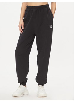 Reebok Spodnie dresowe Classics IL4639 Czarny Regular Fit ze sklepu MODIVO w kategorii Spodnie damskie - zdjęcie 182703537