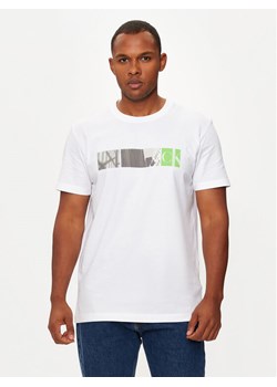 Calvin Klein Jeans T-Shirt City Block J30J326865 Biały Regular Fit ze sklepu MODIVO w kategorii T-shirty męskie - zdjęcie 182703606
