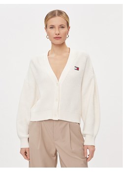 Tommy Jeans Kardigan Essential DW0DW17253 Biały Relaxed Fit ze sklepu MODIVO w kategorii Swetry damskie - zdjęcie 182703867