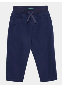 United Colors Of Benetton Joggery 4TV6GE00J Granatowy Relaxed Fit ze sklepu MODIVO w kategorii Spodnie chłopięce - zdjęcie 182704245
