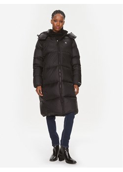 Calvin Klein Jeans Kurtka puchowa J20J221892 Czarny Regular Fit ze sklepu MODIVO w kategorii Kurtki damskie - zdjęcie 182705309