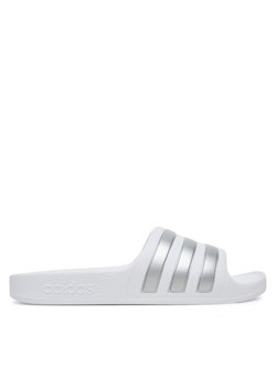 adidas Klapki adilette Aqua K F35555 Biały ze sklepu MODIVO w kategorii Klapki dziecięce - zdjęcie 182705807