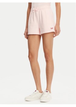 Tommy Jeans Szorty sportowe Script DW0DW20353 Różowy Regular Fit ze sklepu MODIVO w kategorii Szorty - zdjęcie 182706579
