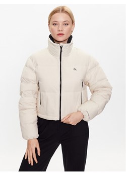 Calvin Klein Jeans Kurtka puchowa J20J221649 Écru Cropped Fit ze sklepu MODIVO w kategorii Kurtki damskie - zdjęcie 182707056