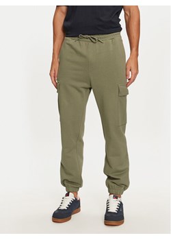 Jack&Jones Spodnie dresowe Kane 12263074 Zielony Relaxed Fit ze sklepu MODIVO w kategorii Spodnie męskie - zdjęcie 182708176
