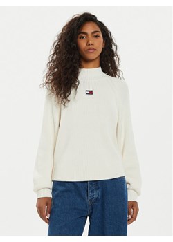 Tommy Jeans Golf Tjw Badge DW0DW19912 Écru Regular Fit ze sklepu MODIVO w kategorii Swetry damskie - zdjęcie 182708556
