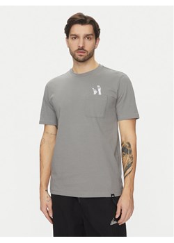 adidas T-Shirt Lounge Slides Graphic Pocket JC5284 Szary Regular Fit ze sklepu MODIVO w kategorii T-shirty męskie - zdjęcie 182709348