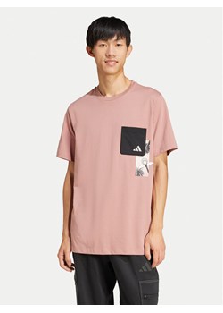 adidas T-Shirt Lens Elevated Pocket Graphic JJ3927 Różowy Loose Fit ze sklepu MODIVO w kategorii T-shirty męskie - zdjęcie 182709467
