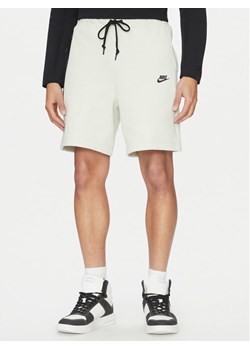 Nike Szorty sportowe FB8171 Écru Standard Fit ze sklepu MODIVO w kategorii Spodenki męskie - zdjęcie 182709518