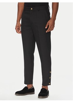 Versace Jeans Couture Chinosy 78GAA115 Czarny Loose Fit ze sklepu MODIVO w kategorii Spodnie męskie - zdjęcie 182709659