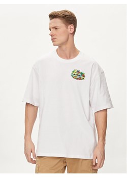 Vans T-Shirt Pray For Waves Loose Ss VN000JK3 Biały Regular Fit ze sklepu MODIVO w kategorii T-shirty męskie - zdjęcie 182709778