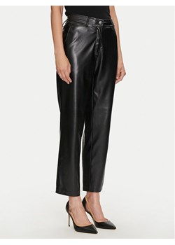 Guess Spodnie z imitacji skóry Lia W4YB18 WF8Q0 Czarny Regular Fit ze sklepu MODIVO w kategorii Spodnie damskie - zdjęcie 182710097