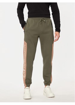 EA7 Emporio Armani Spodnie dresowe 6DPP71 PJVTZ 1846 Zielony Regular Fit ze sklepu MODIVO w kategorii Spodnie męskie - zdjęcie 182710996