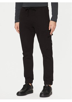 Calvin Klein Jeans Spodnie dresowe J30J326762 Czarny Regular Fit ze sklepu MODIVO w kategorii Spodnie męskie - zdjęcie 182711217