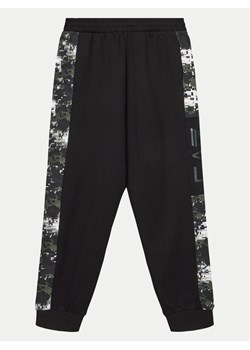 EA7 Emporio Armani Spodnie dresowe 6DBP55 BJ05Z 1200 Czarny Regular Fit ze sklepu MODIVO w kategorii Spodnie chłopięce - zdjęcie 182711717