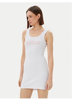 Guess Sukienka codzienna V5GK06 K8RT2 Biały Slim Fit ze sklepu MODIVO w kategorii Sukienki - zdjęcie 182711827