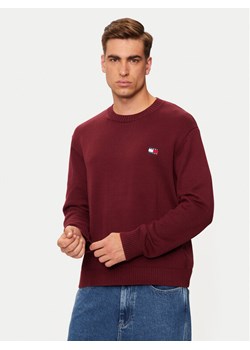 Tommy Jeans Sweter Badge DM0DM20706 Bordowy Regular Fit ze sklepu MODIVO w kategorii Swetry męskie - zdjęcie 182711909
