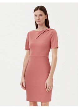 Calvin Klein Sukienka koktajlowa K20K208174 Różowy Regular Fit ze sklepu MODIVO w kategorii Sukienki - zdjęcie 182712585