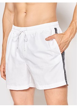 Calvin Klein Swimwear Szorty kąpielowe Medium Drawstringnos KM0KM00741 Biały Regular Fit ze sklepu MODIVO w kategorii Kąpielówki - zdjęcie 182712907