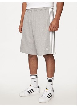 adidas Szorty sportowe adicolor 3-Stripes IU2340 Szary Regular Fit ze sklepu MODIVO w kategorii Spodenki męskie - zdjęcie 182713197
