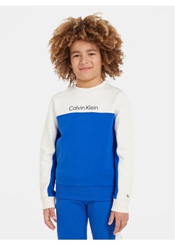 Calvin Klein Jeans Bluza Color Block IB0IB01866 Niebieski Regular Fit ze sklepu MODIVO w kategorii Bluzy chłopięce - zdjęcie 182713416