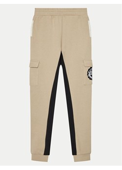 Guess Spodnie dresowe L4YQ12 KA6R4 Beżowy Regular Fit ze sklepu MODIVO w kategorii Spodnie chłopięce - zdjęcie 182714188