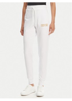Versace Jeans Couture Spodnie dresowe 78HAAT06 Biały Regular Fit ze sklepu MODIVO w kategorii Spodnie damskie - zdjęcie 182714496