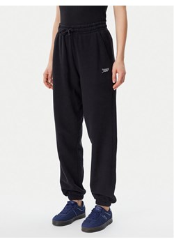 Tommy Jeans Spodnie dresowe Script DW0DW20670 Czarny Relaxed Fit ze sklepu MODIVO w kategorii Spodnie damskie - zdjęcie 182715036
