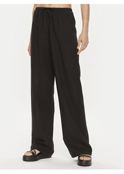 Gina Tricot Spodnie materiałowe 19770 Czarny Regular Fit ze sklepu MODIVO w kategorii Spodnie damskie - zdjęcie 182715405