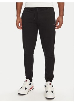 Tommy Jeans Spodnie dresowe Flag DM0DM20473 Czarny Slim Fit ze sklepu MODIVO w kategorii Spodnie męskie - zdjęcie 182716199
