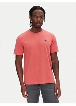 Wrangler T-Shirt Sign Off 112362687 Czerwony Regular Fit ze sklepu MODIVO w kategorii T-shirty męskie - zdjęcie 182716305