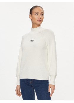 Tommy Jeans Golf Lofty DW0DW16524 Écru Relaxed Fit ze sklepu MODIVO w kategorii Swetry damskie - zdjęcie 182716377