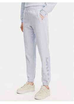 DKNY Spodnie dresowe DP5P3585 Błękitny Regular Fit ze sklepu MODIVO w kategorii Spodnie damskie - zdjęcie 182717099