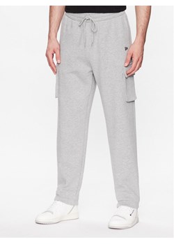 New Era Spodnie dresowe Premium Cargo 60284749 Szary Relaxed Fit ze sklepu MODIVO w kategorii Spodnie męskie - zdjęcie 182717148