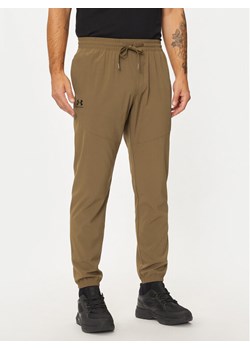 Under Armour Spodnie dresowe UA Vibe Woven 1386557 Brązowy Regular Fit ze sklepu MODIVO w kategorii Spodnie męskie - zdjęcie 182717269