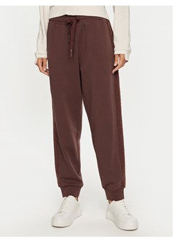 EA7 Emporio Armani Spodnie dresowe 7W000008 AF10195 UA006 Brązowy Loose Fit ze sklepu MODIVO w kategorii Spodnie damskie - zdjęcie 182717348