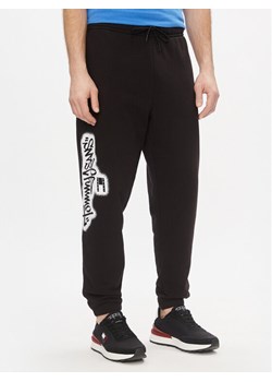 Tommy Jeans Spodnie dresowe Tjm Reg Tommy Spray Sweatpant DM0DM18376 Czarny Regular Fit ze sklepu MODIVO w kategorii Spodnie męskie - zdjęcie 182717419
