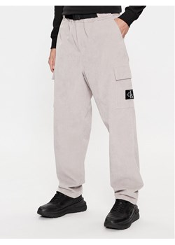 Calvin Klein Jeans Spodnie materiałowe J30J324035 Szary Relaxed Fit ze sklepu MODIVO w kategorii Spodnie męskie - zdjęcie 182717579