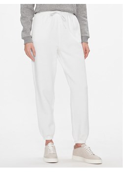 Polo Ralph Lauren Spodnie dresowe Prl Flc Pnt 211943009001 Biały Regular Fit ze sklepu MODIVO w kategorii Spodnie damskie - zdjęcie 182718389
