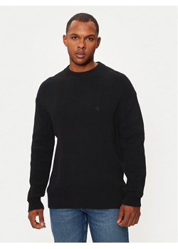 Calvin Klein Jeans Sweter J30J326193 Czarny Regular Fit ze sklepu MODIVO w kategorii Swetry męskie - zdjęcie 182719407