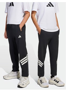 adidas Spodnie dresowe Future Icons 3-Stripes JJ4808 Czarny Regular Fit ze sklepu MODIVO w kategorii Spodnie chłopięce - zdjęcie 182719768