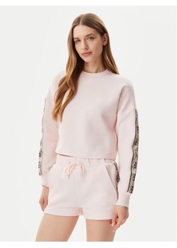 Guess Bluza V3BQ16 KB3P2 Różowy Regular Fit ze sklepu MODIVO w kategorii Bluzy damskie - zdjęcie 182720018