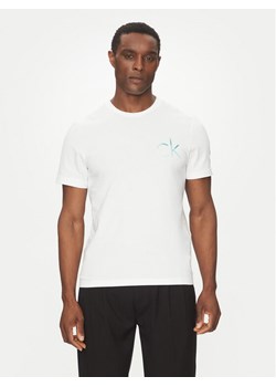 Calvin Klein T-Shirt Chest Logo K10K114146 Biały Regular Fit ze sklepu MODIVO w kategorii T-shirty męskie - zdjęcie 182720069