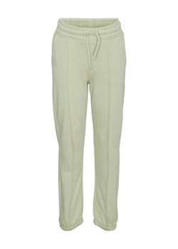 Vero Moda Girl Spodnie dresowe Octavia 10280740 Zielony Relaxed Fit ze sklepu MODIVO w kategorii Spodnie dziewczęce - zdjęcie 182720995
